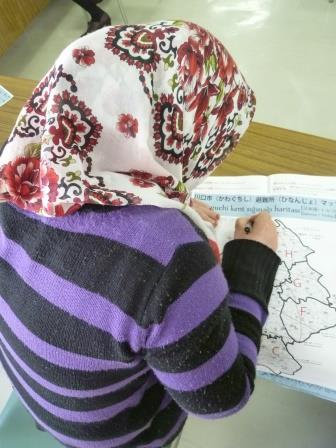 避難所マップを学ぶ女性たち