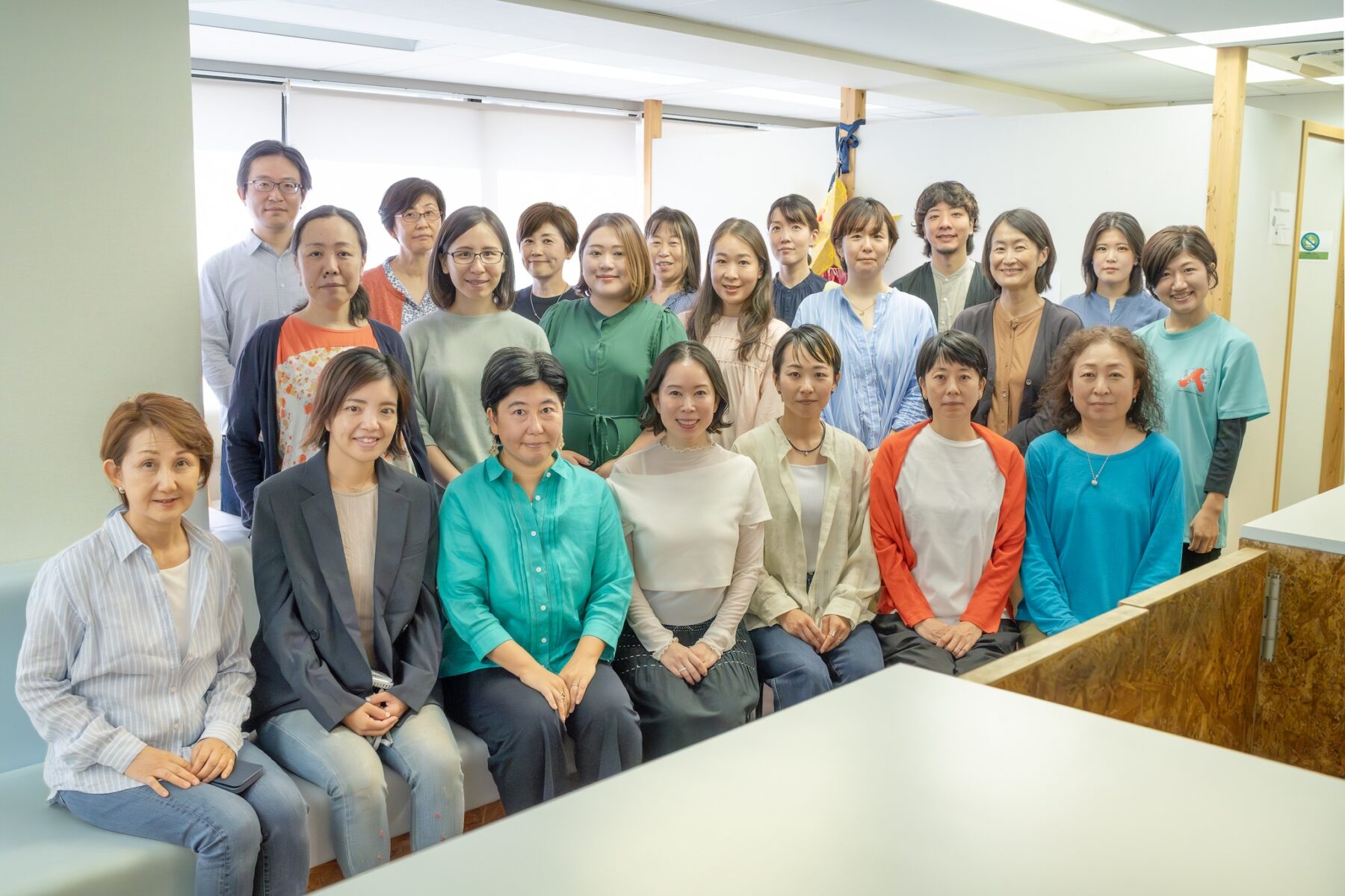 室内に多数の人物